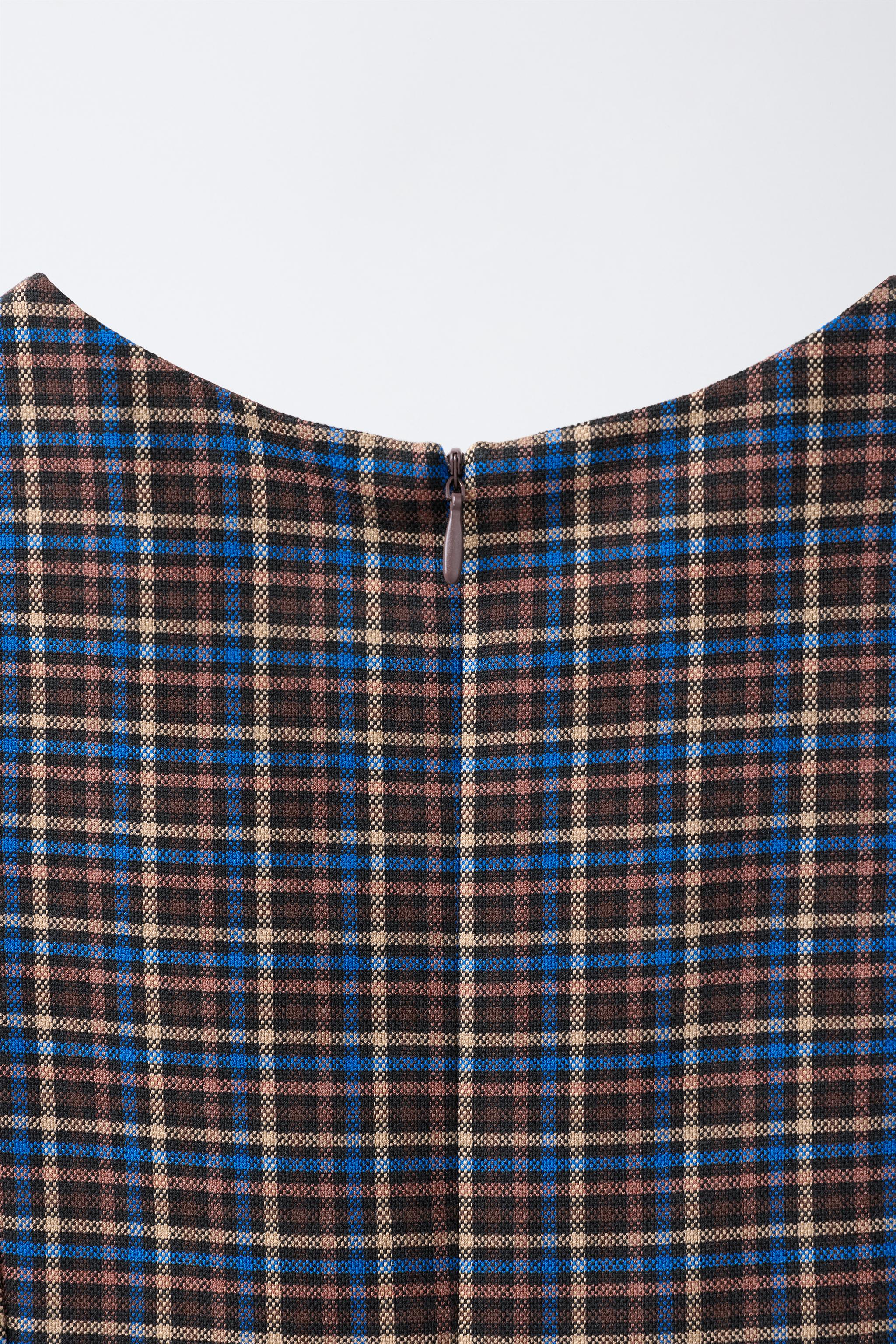 ROBE-SALOPETTE À CARREAUX ET CEINTURE